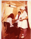 <div class=lightGallery-captions><p>Reconocimiento médico en la primera Unidad Móvil de Fraternidad</p><p>Fraternidad-Muprespa en la unidad móvil de reconocimiento médico. Esta unidad permitía realizar reconocimientos médicos directamente en las instalaciones de las empresas, facilitando la vigilancia de la salud de los trabajadores y optimizando recursos.</p><h4>Material cedido por 275 - FRATERNIDAD - MUPRESPA</h4><span>1974</span></div>